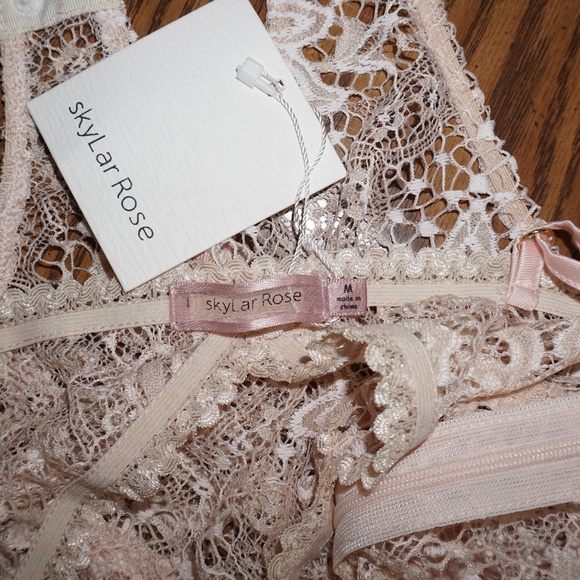 NWT SKYLAR ROSE Nude Lace bodysuit M - Picture 5 of 6
